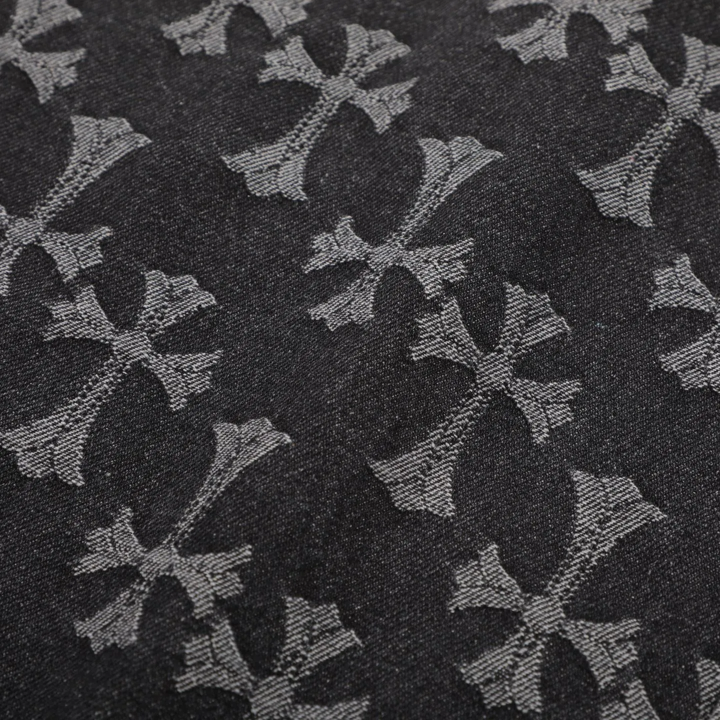 P260 [Black] Chrome Hearts double-sided heavy denim jacket with LOGO jacquard and dark flowers printed all over. The same style as the Internet celebrity star. The cross-printed denim jacket has a unique cross design element and all-over printing, which is full of design. It is made of 100% denim cotton fabric with heavy coarse yarn count, which ensures a stiff and tough silhouette while being soft, comfortable and breathable. The lapel is designed with silver buttons and is full of texture. The classic white cross logo is all over the dress, making it a perfect versatile style for spring and summer! Customized jacquard fabric, you can wear it in various styles. This gender-neutral shirt is a must-have for nightclubs. It can be worn as a jacket for both men and women. It can be easily worn by both men and women! The original loose version is made of high-quality pure cotton fabrics. The fabric pattern is high-definition and delicate without burrs. It is comfortable and breathable to wear. All the buttons are molded and customized. It is casual and fashionable and can be matched with any bottoms. It can be windproof and sunproof in spring and summer. It can be worn outside in autumn and winter! Easily concave shape makes you look slimmer and taller, perfect for both men and women! Style number: Color: Black Size: S M L XL